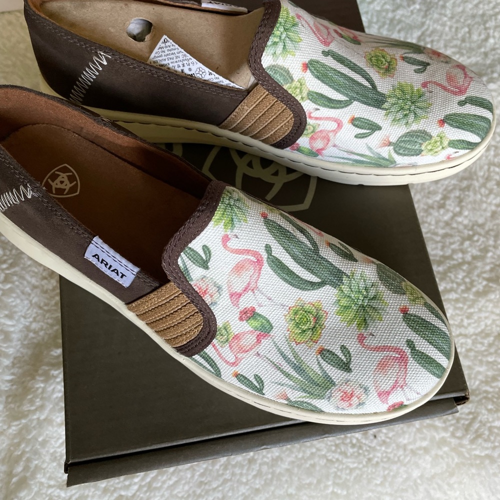 Ariat Ryder adorable flamingo and cacti print!  New in box, never worn.